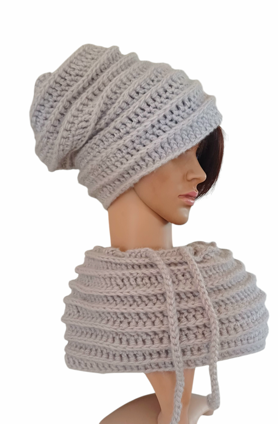 Crochet hat with a round scarf